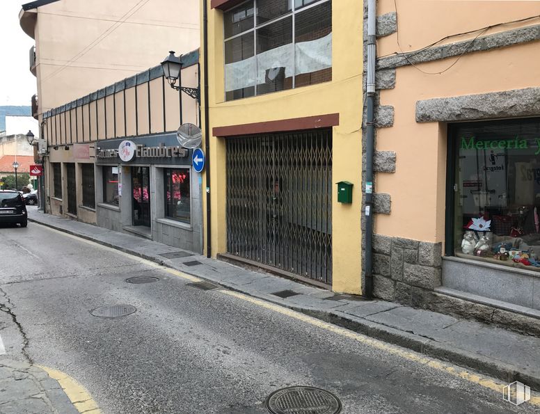 Retail for rent at Calle Carmen, 13, Cercedilla, Madrid, 28470 with window, building, road surface, asphalt, car, residential area, public space, sidewalk, facade and house around