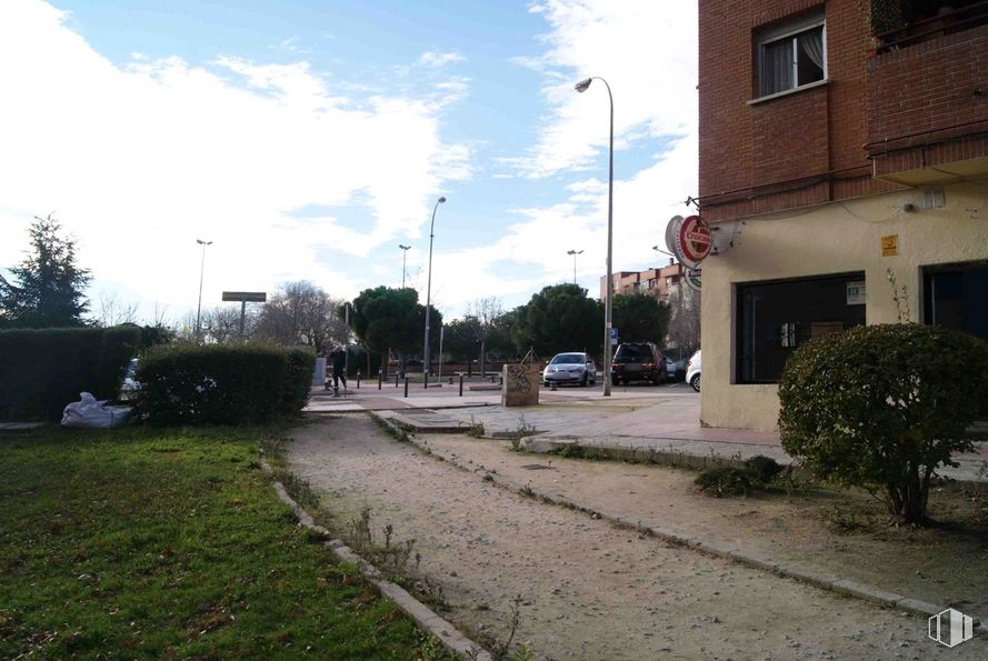 Local en venta en Calle Calderón de la Barca, 6, Alcobendas, Madrid, 28100 con ventana, edificio, nube, cielo, planta, coche, luz de la calle, superficie de la carretera, asfalto y lote de terreno alrededor