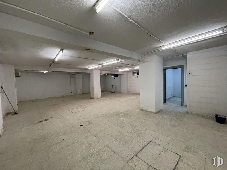 Retail for sale at Calle Blas Cabrera, La Latina, Madrid, 28044 with door, fixture, hall, building, flooring, composite material, ceiling, concrete, space and event around