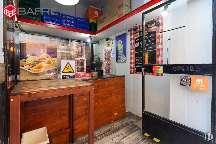 Retail for rent at Calle San Vicente Ferrer, Centro, Madrid, 28004 with food, building, table, gas, cabinetry, wood, machine, home appliance, drawer and door around