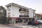 Retail for sale at Calle Real, 40, Torrelodones, Madrid, 28250 with car, building, van, sky, plant, window, wheel, vehicle, tree and urban design around