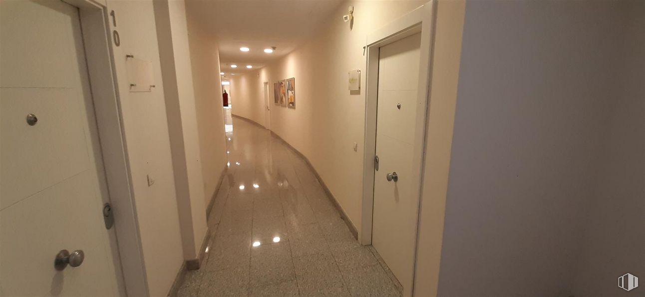 Office for sale at Zona estación, Pozuelo de Alarcón, Madrid, 28224 with door, fixture, wood, floor, flooring, hardwood, hall, ceiling, plaster and building around