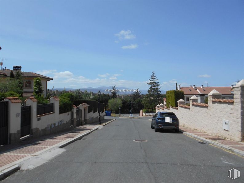 Land for sale at La Encarnación, Ávila, 05005 with car, sky, cloud, building, road surface, asphalt, tree, thoroughfare, house and residential area around