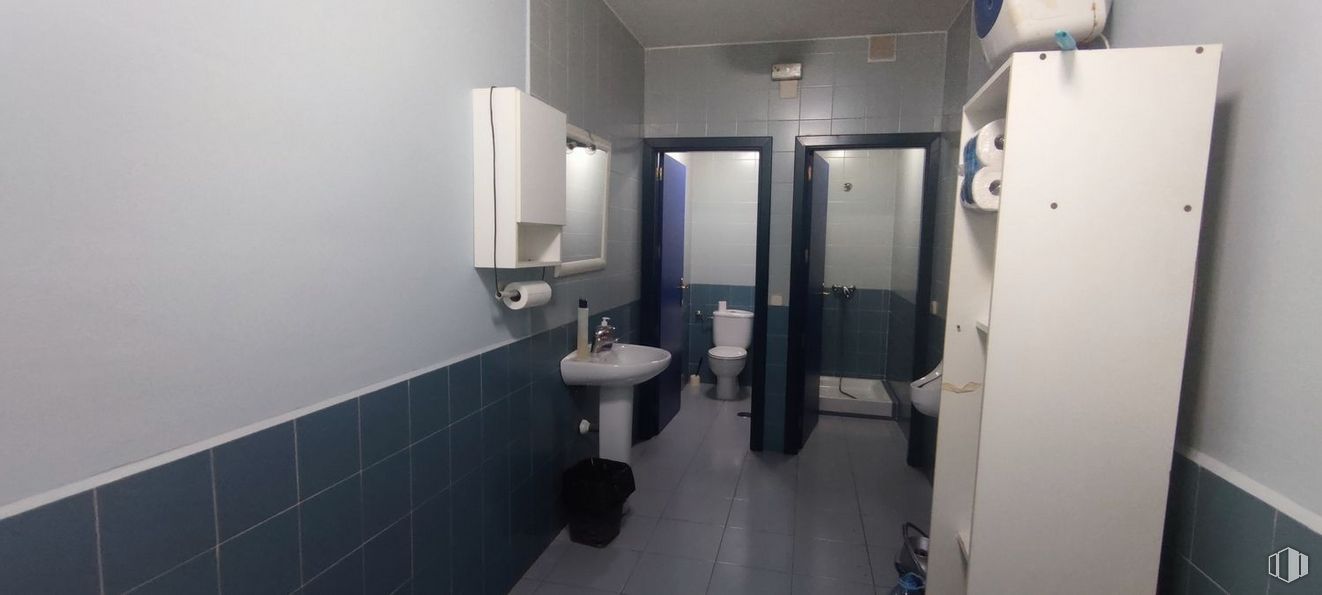 Industrial for rent at Polígono Vicolozano, Ávila, 05194 with sink, toilet, plumbing fixture, building, fixture, mirror, interior design, floor, bathroom and flooring around