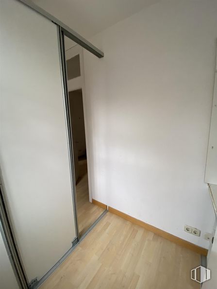 Local en venta en Calle Calderón, Barajas, Madrid, 28042 con madera, accesorio, suelos, suelo, tinte para madera, madera dura, puerta, exterior del automóvil, contrachapado y vidrio alrededor