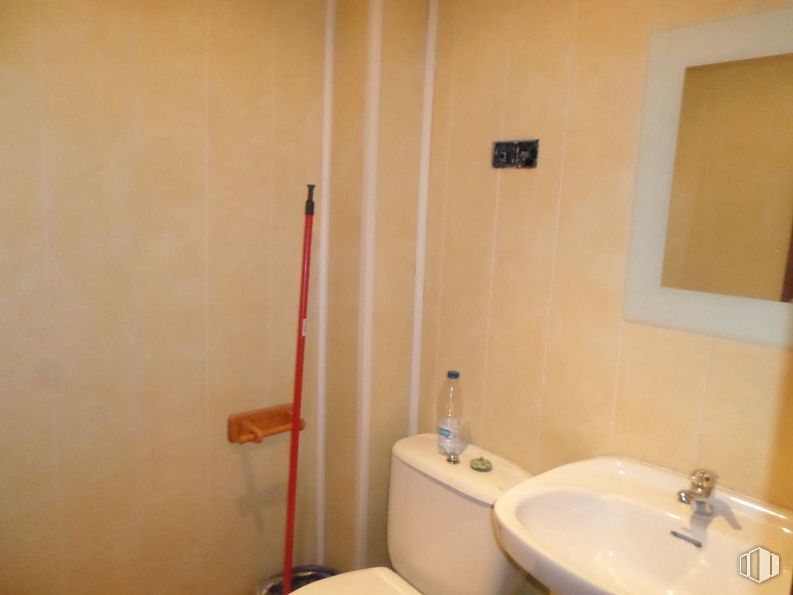 Retail for rent at Avenida Pocito de las Nieves, Las Rozas de Madrid, Madrid, 28230 with toilet, sink, bottle, tap, plumbing fixture, bathroom sink, bathroom, mirror, fluid and interior design around