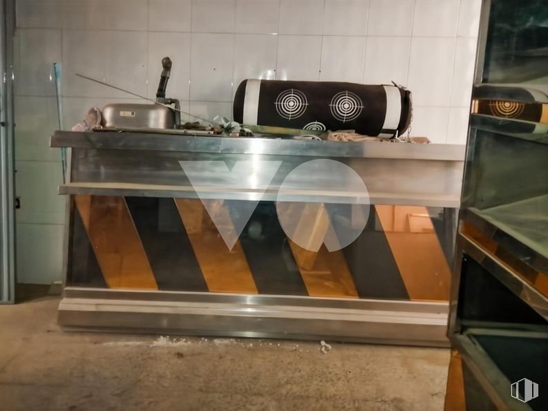 Retail for sale at Calle Concejo, Galapagar, Madrid, 28260 with machine, kitchen appliance and aluminium around