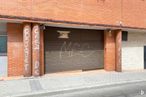 Retail for sale at Calle Rosario Romero, 23, Tetuán, Madrid, 28029 with building, road surface, wood, asphalt, shade, building material, brickwork, brick, window and composite material around