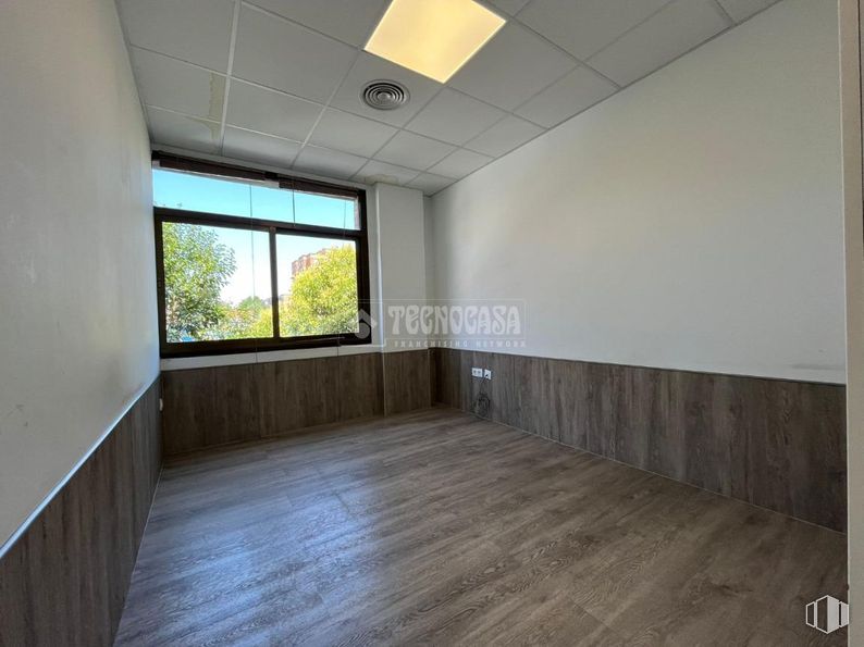 Local en venta en Calle Vía Complutense, Alcalá de Henares, Madrid, 28005 con ventana, lámpara, edificio, hall, accesorio, madera, interiorismo, suelo, suelos y tinte para madera alrededor