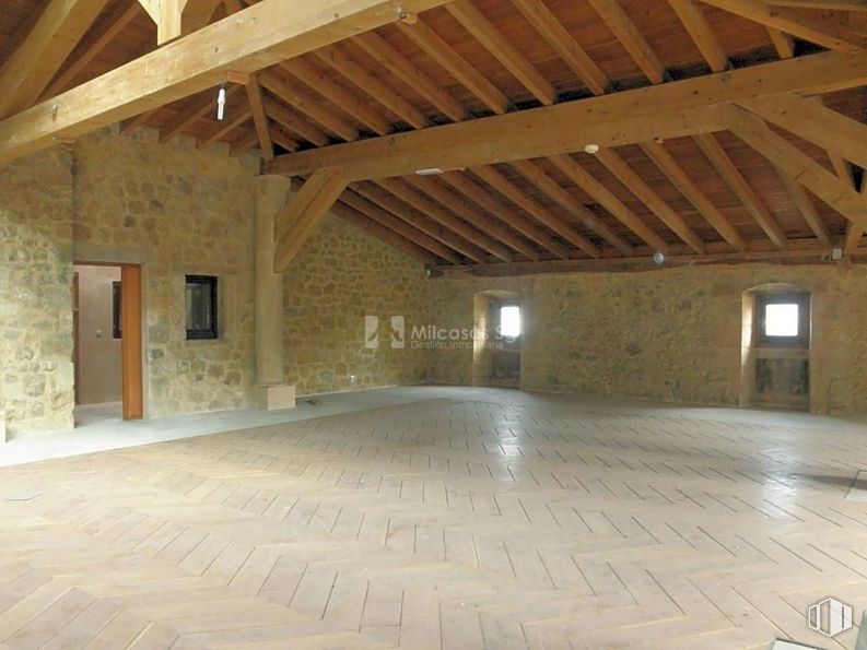 Retail for sale at Zona Centro, Sepúlveda, Segovia, 40300 with door, window, wood, interior design, beam, hall, floor, flooring, building material and composite material around