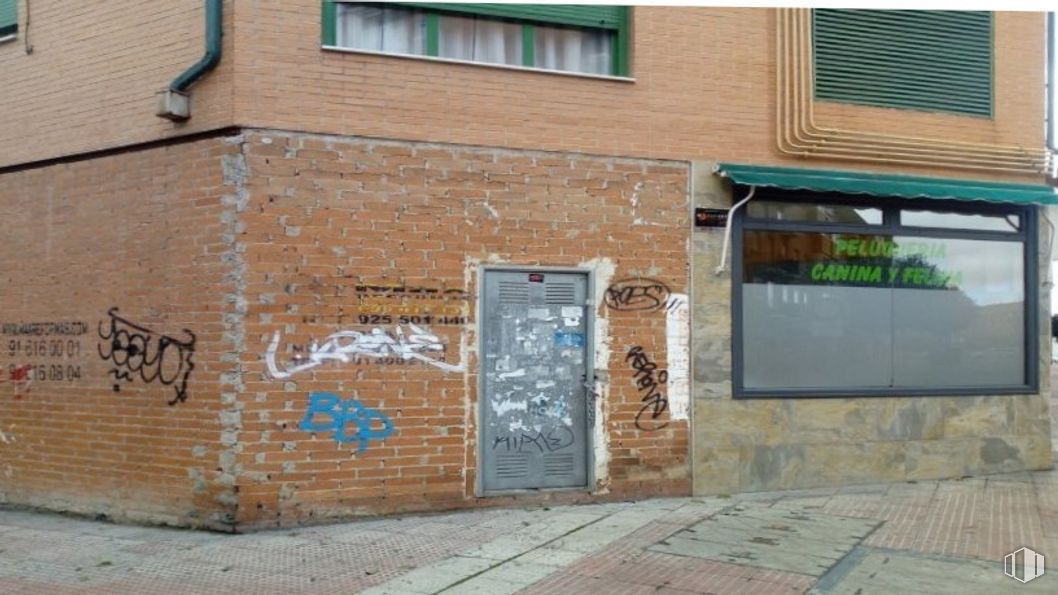 Retail for sale & for rent at Calle Cebadero, 5, Parla, Madrid, 28980 with window, building, door, fixture, handwriting, brickwork, wood, brick, building material and neighbourhood around