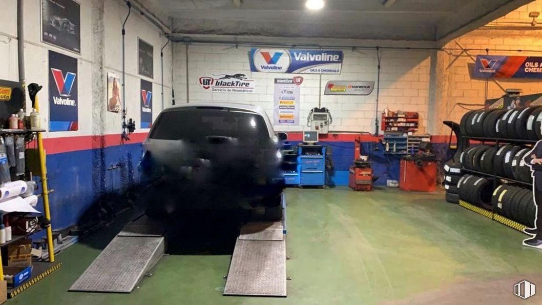 Industrial for sale at Calle Luis I, Villa de Vallecas, Madrid, 28031 with luggage & bags, tire, wheel, motor vehicle, automotive tire, automotive design, vehicle, flooring, automotive exterior and automotive wheel system around