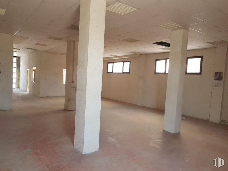 Retail for sale & for rent at Zona Reyes Católicos, Cuenca, 16004 with window, fixture, wood, flooring, floor, composite material, ceiling, building material, concrete and hall around