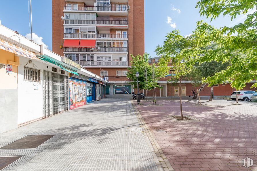 Local en venta en Calle Humanes, 3, Puente de Vallecas, Madrid, 28038 con edificio, propiedad, cielo, ventana, superficie de la carretera, asfalto, diseño urbano, barrio, sombra y árbol alrededor