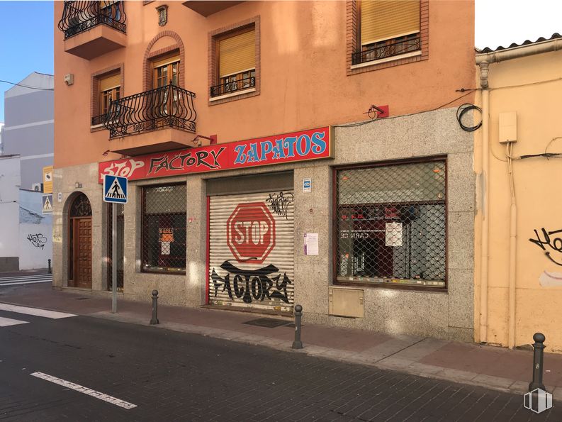 Retail for rent at Calle Los Curas, 44, Torrejón de Ardoz, Madrid, 28850 with window, building, font, facade, house, city, road, road surface, art and sidewalk around