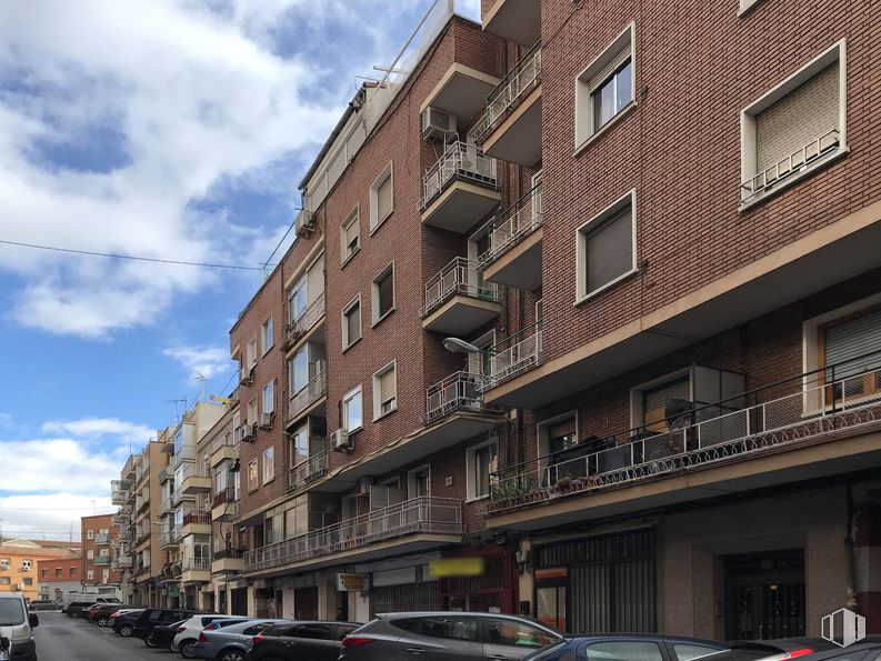 Retail for rent at Calle Enrique Fuentes, 23, Usera, Madrid, 28026 with window, building, car, cloud, wheel, sky, tire, infrastructure, vehicle and neighbourhood around