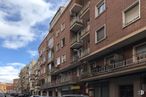 Retail for rent at Calle Enrique Fuentes, 23, Usera, Madrid, 28026 with window, building, car, cloud, wheel, sky, tire, infrastructure, vehicle and neighbourhood around