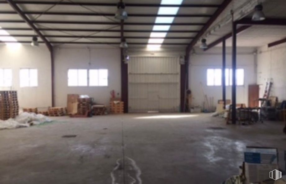 Industrial for sale at Carretera Madrid-Toledo, Olías del Rey, Toledo, 45280 with window, ceiling, floor, flooring, warehouse, hall, building material, beam, light fixture and hardwood around