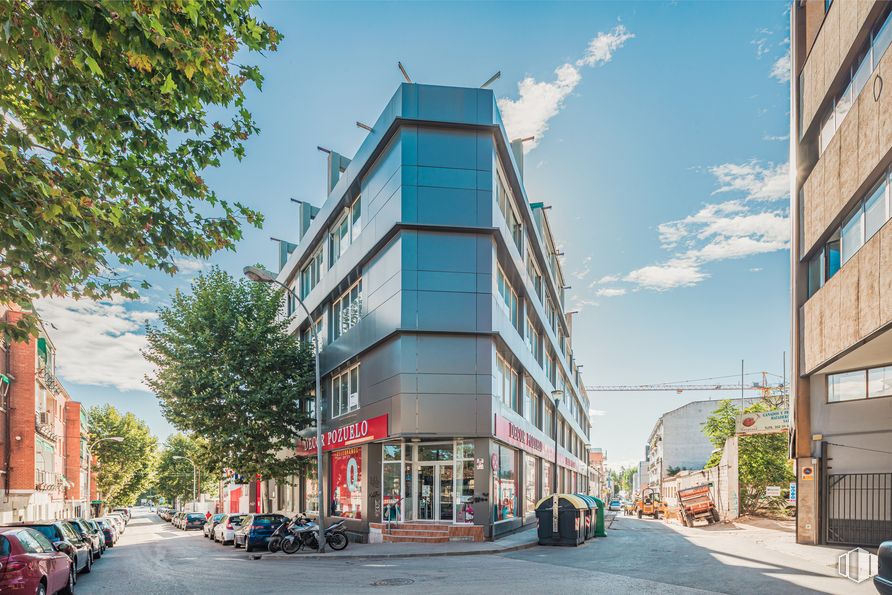 Oficina en venta en Avenida Leopoldo Calvo - Sotelo Bustelo, 10, Pozuelo de Alarcón, Madrid, 28224 con edificio, coche, cielo, día, propiedad, nube, planta, árbol, superficie de la carretera y rueda alrededor