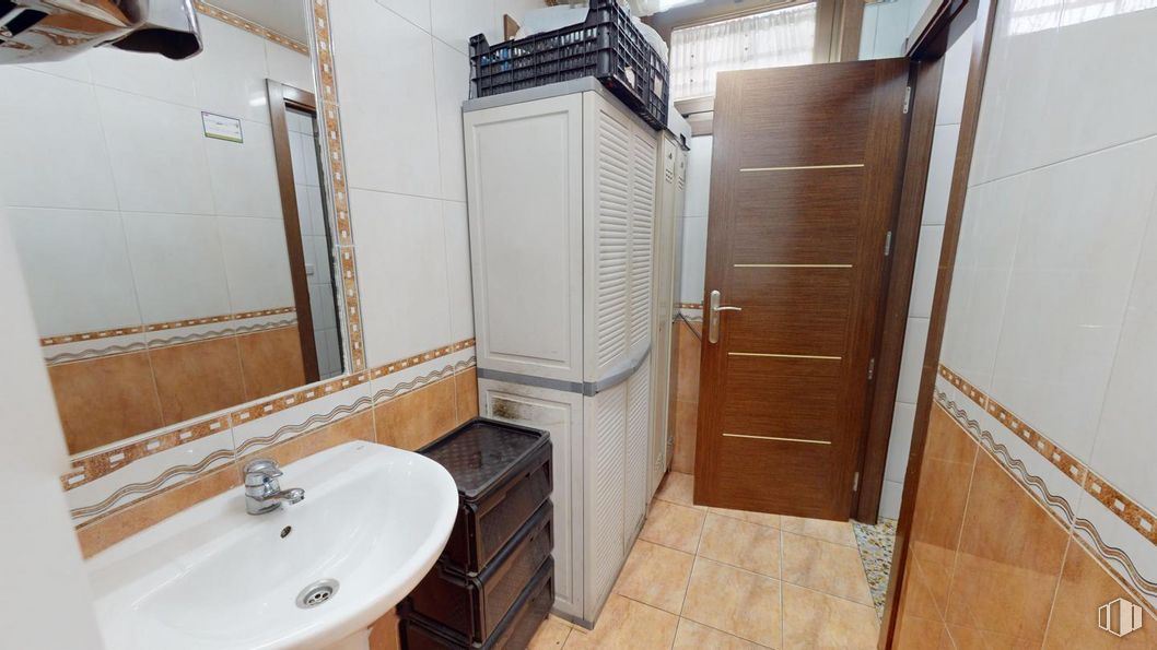 Local en venta en Calle Pont de Molins, Puente de Vallecas, Madrid, 28038 con fregadero, espejo, grifo, propiedad, accesorios de fontanería, lavabo, cuarto de baño, interiorismo, madera y edificio alrededor