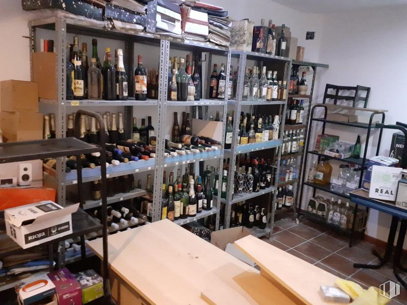 Local en venta en Zona Arguelles, Moncloa - Aravaca, Madrid, 28008 con estante, botella, estantería, gafas, interiorismo, venta al por menor, mesa, barware, publicación y establecimiento de bebidas alrededor