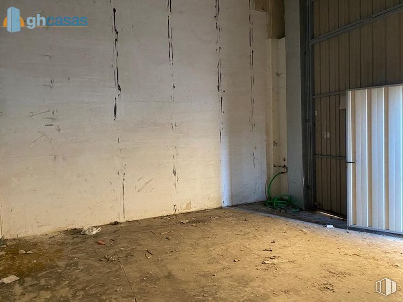 Industrial for sale at Área Industrial, Cabanillas del Campo, Guadalajara, 19171 with door, wood, floor, building, flooring, tints and shades, house, composite material, hardwood and concrete around