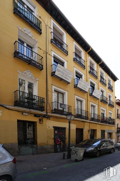 Retail for sale at Calle Jesús del Valle, 34, Centro, Madrid, 28004 with car, window, building, land vehicle, tire, wheel, vehicle, infrastructure, door and architecture around