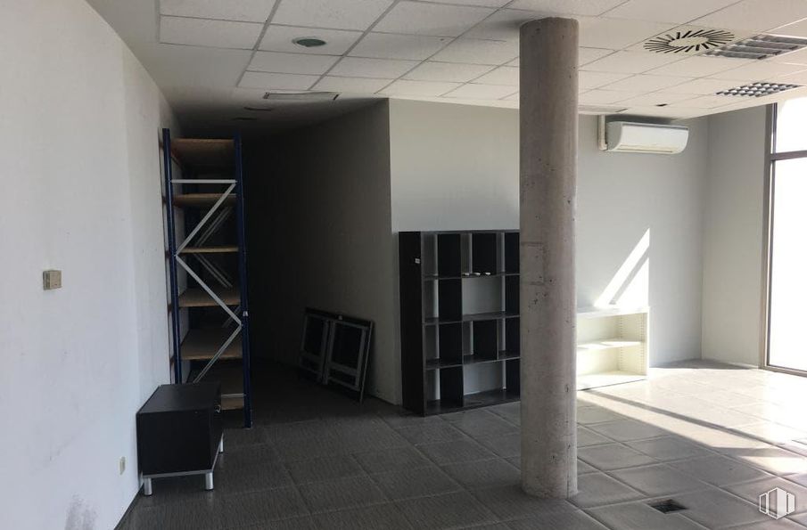 Oficina en venta en Carretera Coruña, Las Rozas de Madrid, Madrid, 28290 con estantería, interiorismo, accesorio, arquitectura, edificio, suelo, suelos, pared, suelo de baldosas y propiedad material alrededor