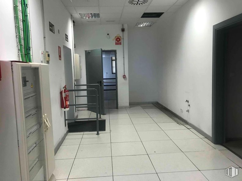 Nave en alquiler en Zona Fuencarral - El Pardo, Fuencarral - El Pardo, Madrid, 28034 con accesorio, interiorismo, puerta, edificio, suelo, suelos, gas, techo, habitación y refrigerador alrededor