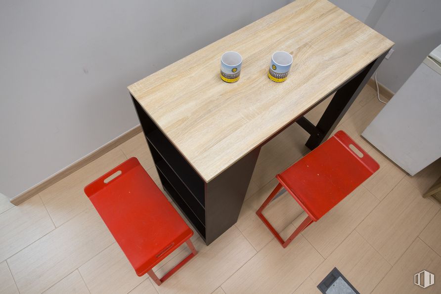 Retail for sale at Calle San Bernardo, 5, Centro, Madrid, 28013 with table, wood, rectangle, floor, flooring, hardwood, composite material, wood stain, plywood and varnish around