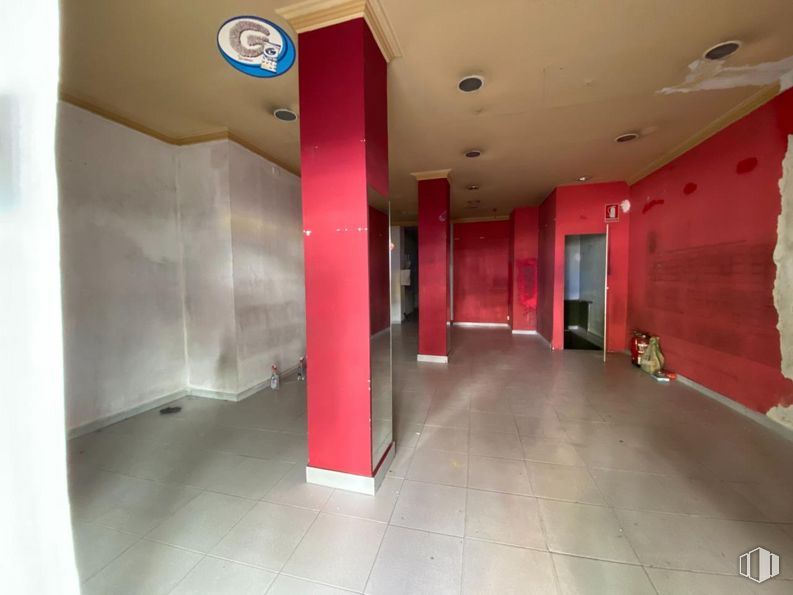 Retail for rent at Plaza Constitución, Cuenca, 16002 with fixture, interior design, floor, flooring, material property, hall, ceiling, building, door and magenta around