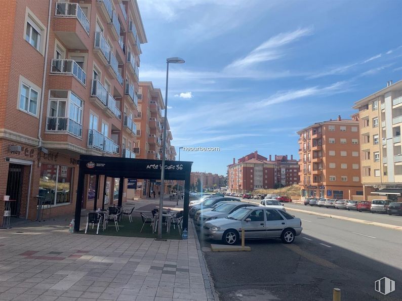 Retail for rent at Barrio de la Universidad, Ávila, 05003 with car, building, sky, cloud, automotive parking light, wheel, window, tire, vehicle and street light around