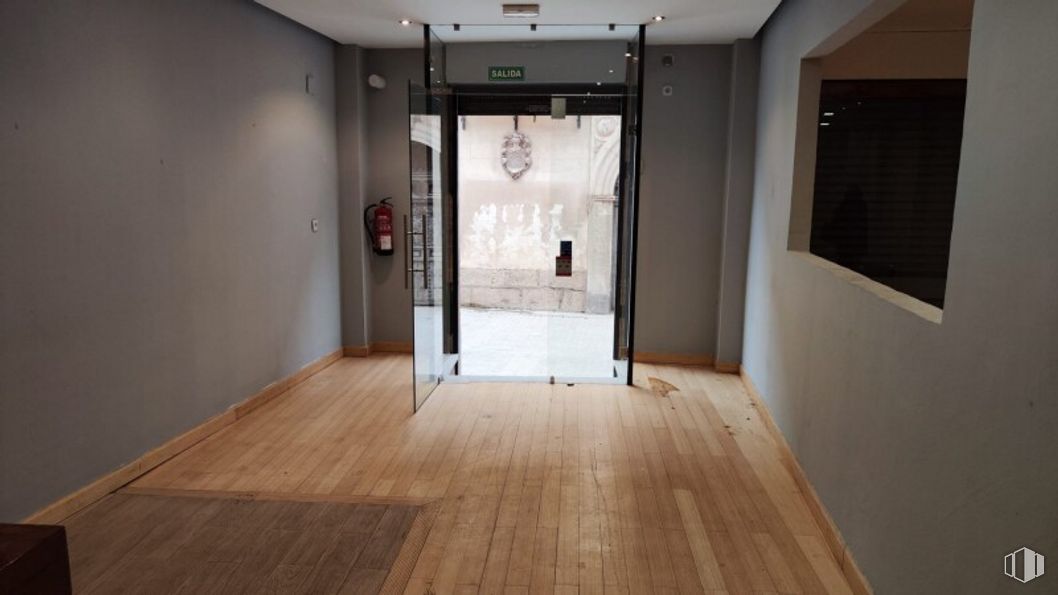 Retail for rent at Calle Escritorios, Alcalá de Henares, Madrid, 28801 with door, window, fixture, wood, flooring, floor, hall, building, wood stain and hardwood around