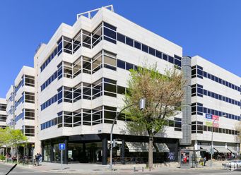 Oficina en alquiler en Edificio E1, Calle Julián Camarillo, 29, San Blas - Canillejas, Madrid, 28037 con edificio, cielo, ventana, diseño urbano, bloque de pisos, condominio, fachada, árbol, edificio comercial y ciudad alrededor