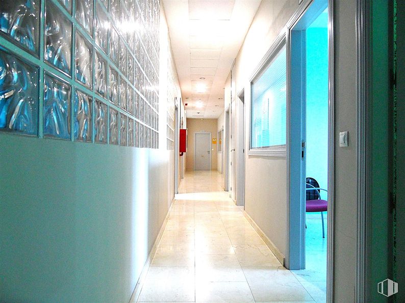 Industrial for sale at Polígono Los Olivos, Getafe, Madrid, 28906 with wall, flooring, ceiling, floor, interior design, lighting, door, glass, light fixture and paint around