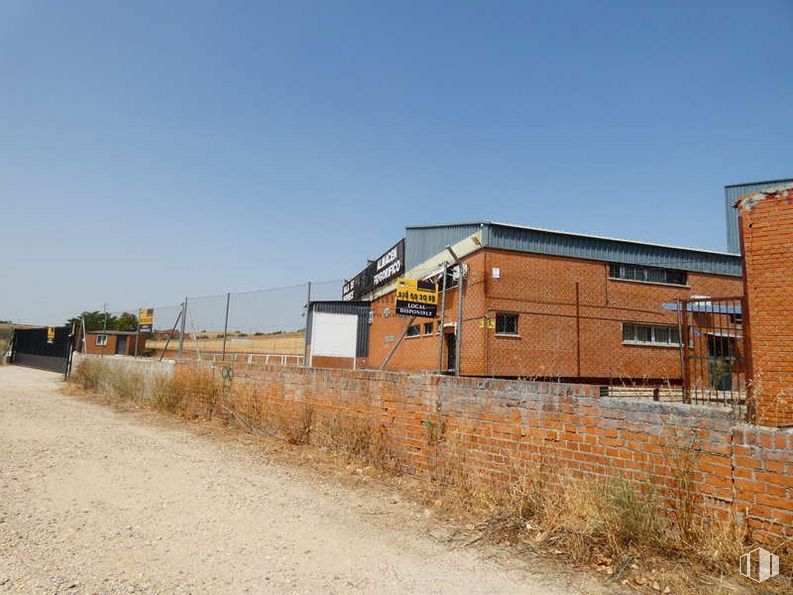 Industrial for sale at Carretera CM-5007, Valmojado, Toledo, 45940 with building, sky, window, brick, asphalt, plant, road surface, urban design, landscape and brickwork around