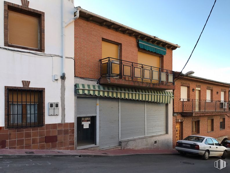 Retail for rent at Calle Gerardo Valdés, 18, La Torre de Esteban Hambrán, Toledo, 45920 with car, window, house, door, building, sky, property, tire, vehicle and wood around