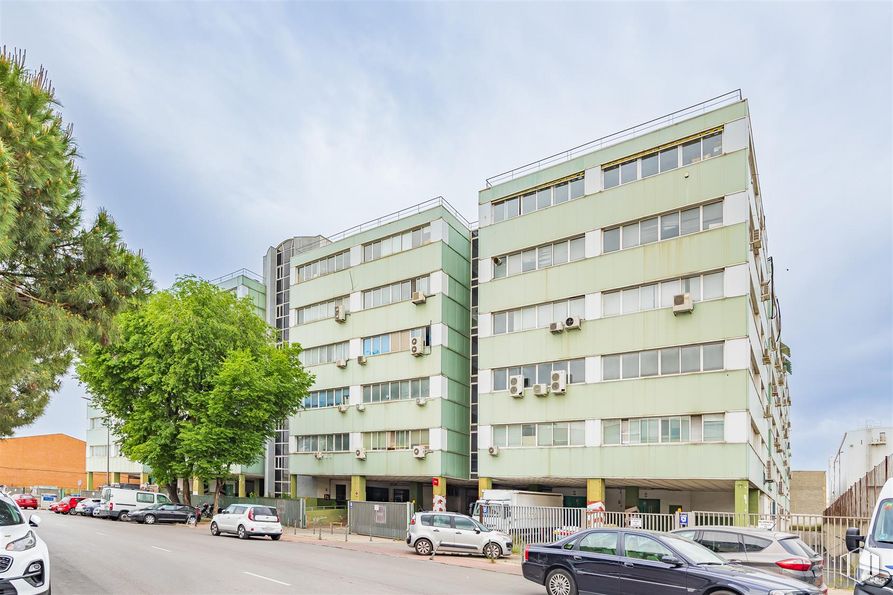 Nave en alquiler en Calle Gamonal, 5, Villa de Vallecas, Madrid, 28031 con coche, edificio, ventana, rueda, neumático, cielo, nube, vehículo terrestre, vehículo y árbol alrededor