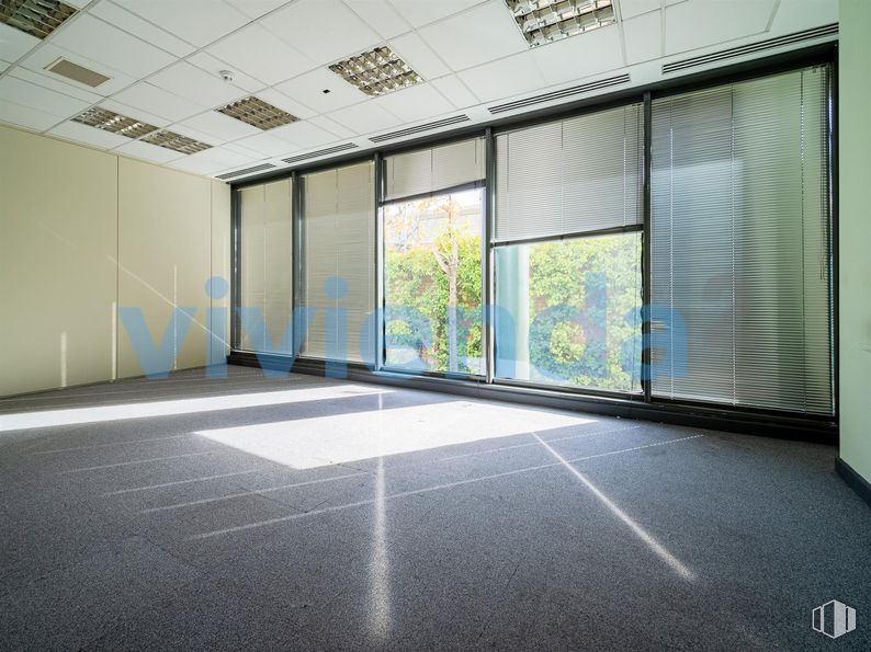 Oficina en venta en Zona San Blas, San Blas - Canillejas, Madrid, 28037 con persiana de la ventana, suelos, interiorismo, suelo, techo, vidrio, edificio comercial, sombra, iluminación natural y transparencia alrededor