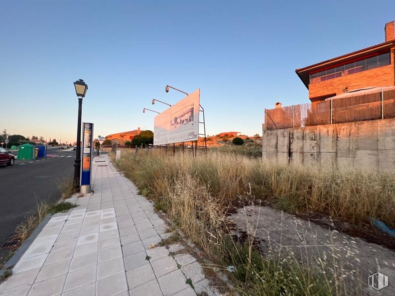 Suelo en venta en Calle Países Bajos, Ávila, 05004 con edificio, alumbrado, cielo, planta, superficie de la carretera, lote de terreno, masa de agua, luz de la calle, paisaje y hierba alrededor