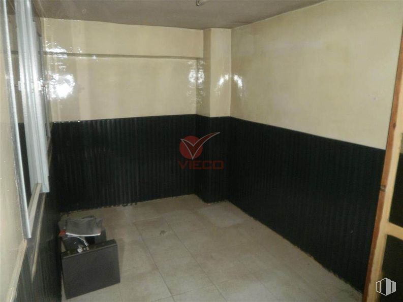 Retail for sale & for rent at Zona Fermín Caballero, Cuenca, 16004 with building, floor, flooring, shade, fixture, composite material, ceiling, automotive exterior, concrete and room around