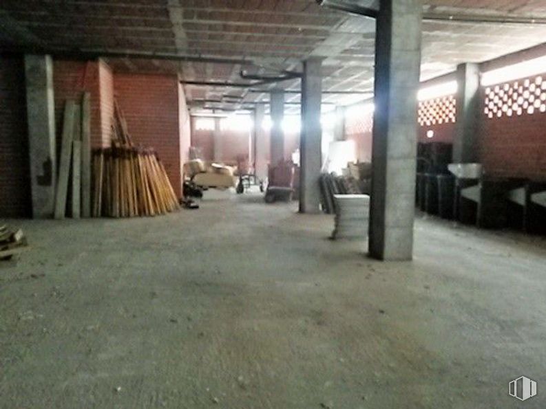 Retail for sale & for rent at Calle Agustín Rodríguez Sahagún, Ávila, 05003 with furniture, wood, floor, flooring, hall, building material, fixture, ceiling, beam and composite material around