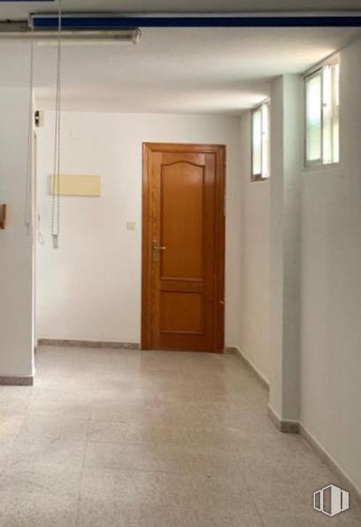 Oficina en alquiler en Calle Tomás Luís de Victoria, 10, Ávila, 05001 con puerta, ventana, accesorio, madera, asa, suelos, suelo, puerta de casa, madera dura y cerrojo muerto alrededor