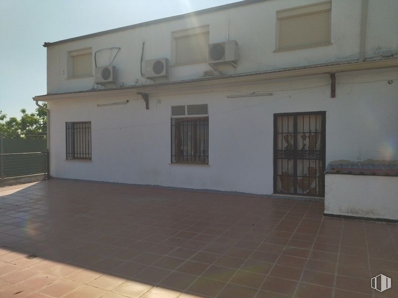 Local en venta en Carretera de Aranjuez, 35, Villaconejos, Madrid, 28360 con ventana, casa, cielo, planta, accesorio, piso, árbol, suelo, edificio y superficie de la carretera alrededor