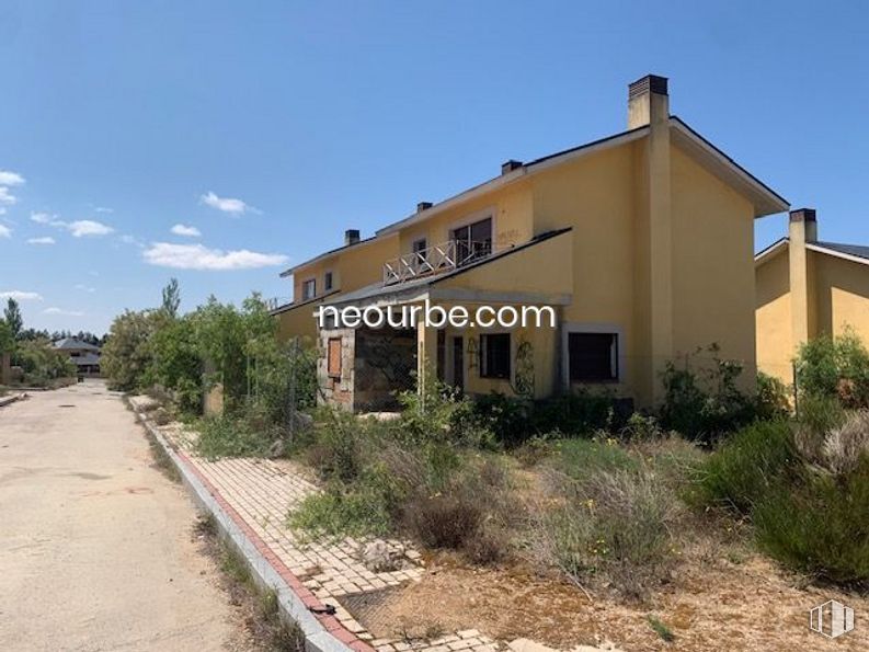 Land for sale at Casco urbano, Navalperal de Pinares, Ávila, 05240 with sky, plant, window, cloud, land lot, tree, building, rural area, landscape and facade around