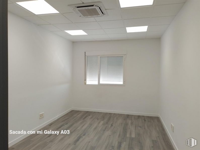 Office for rent at Carretera Villaverde a Vallecas, Villa de Vallecas, Madrid, 28031 with window blind, fixture, window, wood, interior design, architecture, building, shade, flooring and floor around