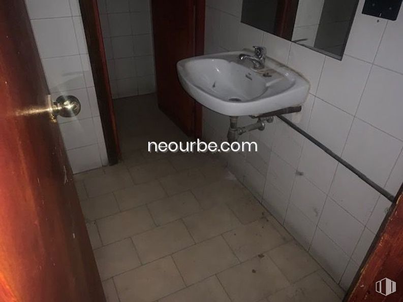 Retail for sale at Zona San Antonio, Ávila, 05005 with sink, tap, plumbing fixture, property, fixture, bathroom, bathroom sink, interior design, fluid and floor around