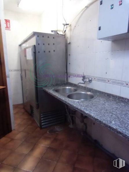 Retail for sale at Zona Puerta de Valencia, Cuenca, 16001 with refrigerator, sink, countertop, tap, plumbing fixture, property, bathroom sink, building, kitchen sink and wood around