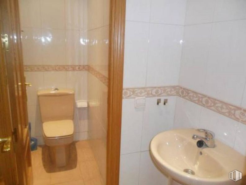 Retail for sale at Calle Salud, 6, El Molar, Madrid, 28710 with toilet, sink, tap, plumbing fixture, bathroom sink, property, mirror, bathroom, wood and fixture around