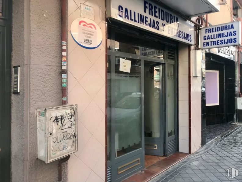 Local en venta en Calle Ramírez Tomé, Puente de Vallecas, Madrid, 28038 con puerta, accesorio, edificio, gas, fachada, fuente, máquina, ciudad, calle y publicidad alrededor